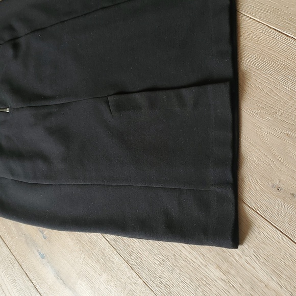 Michael Kors Elegant Black Skirt with Zipper Accents - Picture 8 of 10